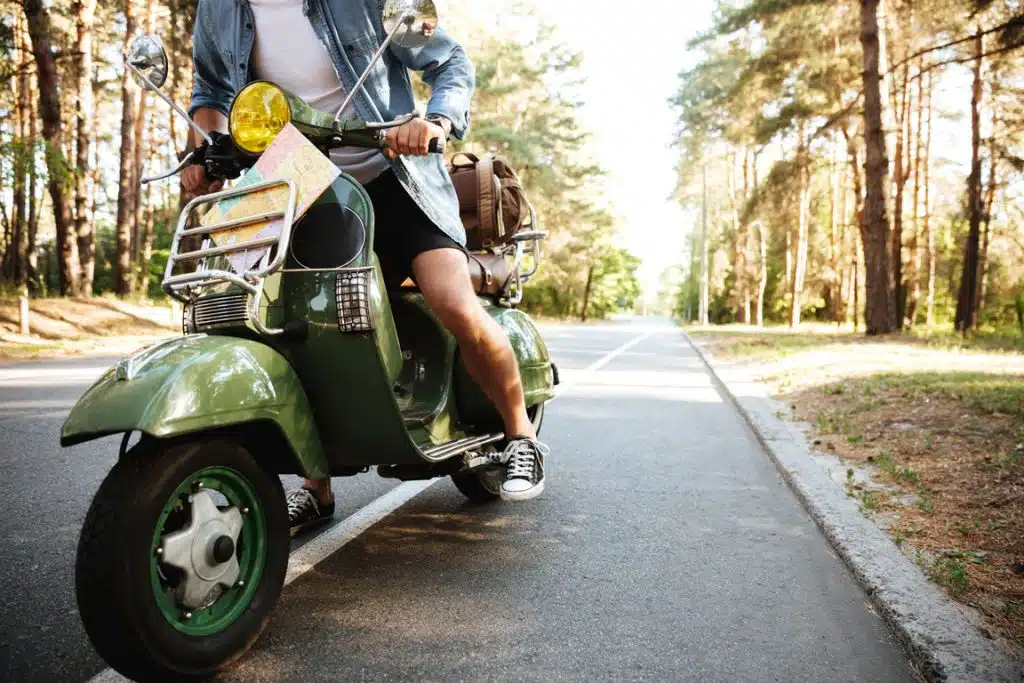 hombre-joven-scooter-al-aire-libre