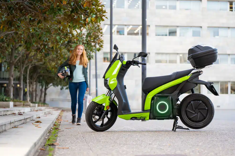 mujer-pelirroja-andar-moto-electrica